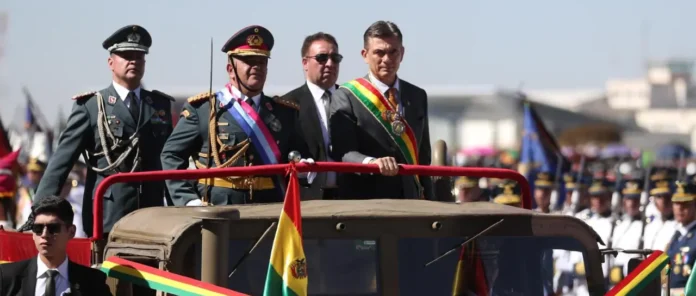 PRESIDENTE PAZ ES ABUCHEADO Y SILBADO AL INGRESAR A LA PARADA MILITAR