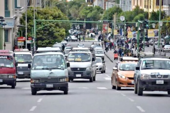 CHOFERES PARAN PARCIALMENTE Y GOBIERNO CONVOCA A DIÁLOGO PARA ESTE MARTES