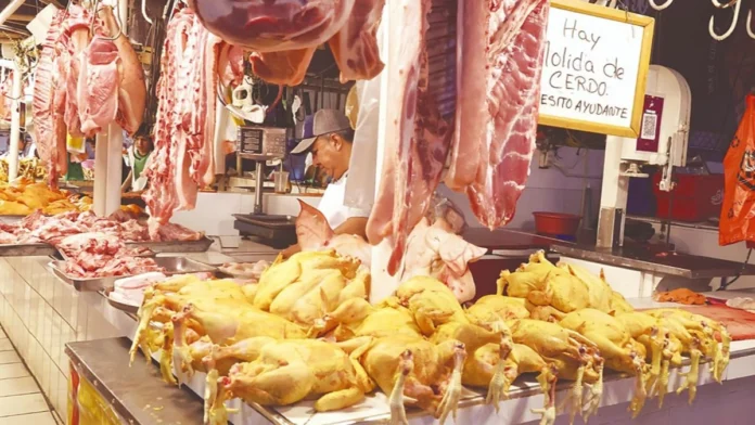 EL POLLO SUBE MÁS DEL 25% Y EL ALZA DEL DÓLAR PRESIONA LOS PRECIOS