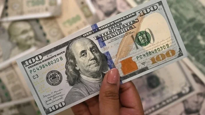DÓLAR OFICIAL SUBE A BS 12,58 Y MARCA DIFERENCIA CON EL MERCADO PARALELO