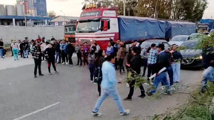 VECINOS DE COLPA BÉLGICA BLOQUEAN RUTA AL NORTE Y EXIGEN OBRAS