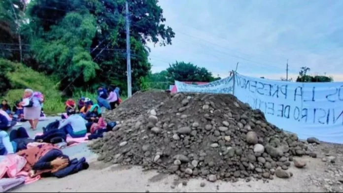 DOS BLOQUEOS AFECTAN LA CARRETERA COCHABAMBA-SANTA CRUZ PESE AL ESTADO DE EXCEPCIÓN 