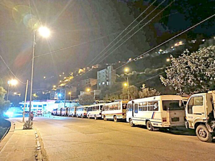 TRANSPORTISTAS VENDEN SUS VEHÍCULOS Y MIGRAN POR LA CRISIS DE COMBUSTIBLE