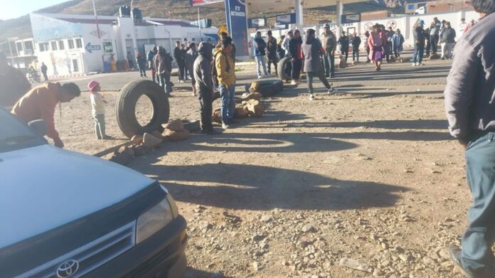 BLOQUEAN LA RUTA POTOSÍ–SUCRE POR ESCASEZ DE COMBUSTIBLE EN MEDIO DEL ESTADO DE EXCEPCIÓN 