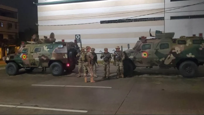 MILITARES PATRULLAN SANTA CRUZ CON TANQUETAS TRAS VIOLENTO ATRACO A UNA JOYERÍA