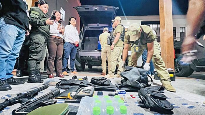  HALLAN ARMAS DE GRUESO CALIBRE EN VEHÍCULO OFICIAL ASIGNADO A RÓGER MARIACA 
