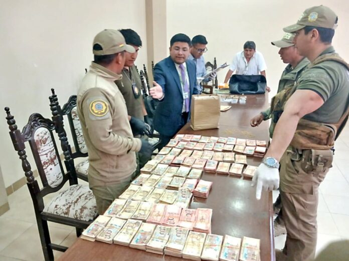 EDECÁN DE ROGER MARIACA ENTREGÓ MÁS DE BS 1 MILLÓN Y DINERO PASARÁ AL IDIF 