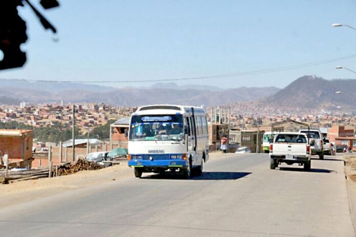  MICREROS DE SUCRE RECORTAN RUTAS EN RECHAZO A LA TARIFA DE BS 4 
